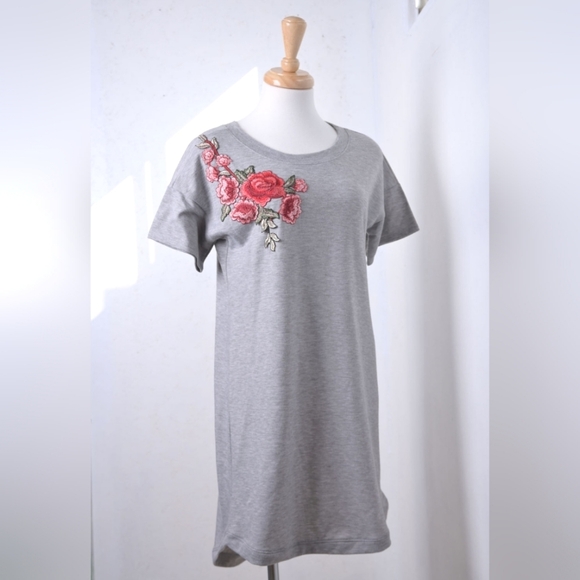 Potters pot | Grey t shirt dress with beautiful embroidered rose flowers - Picture 1 of 11